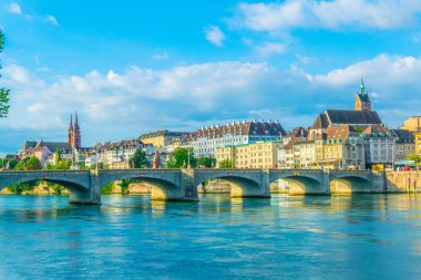 Basler munster ve Basel, Switzerlan mittlere brucke arkasında görüntülendi Saint martin Kilisesi
