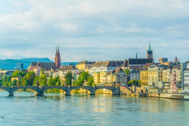 Basler munster ve Basel, Switzerlan mittlere brucke arkasında görüntülendi Saint martin Kilisesi