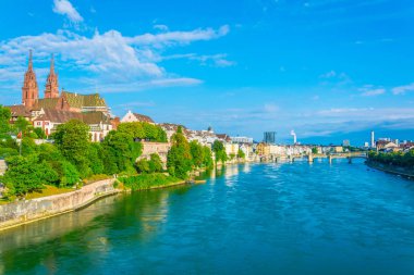 Riverside Ren Munster görkemli bina kilise tarafından Switzerlan hakim Basel