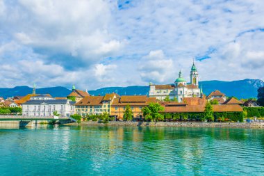 Solothurn geçen Aare Riverside Saint Ursus Katedrali, Switzerlan tarafından domainated olduğunu