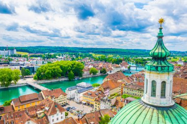 Solothurn Switzerlan tarafından geçen nehir Aare ile havadan görünümü