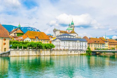 Solothurn geçen Aare Riverside Saint Ursus Katedrali, Switzerlan tarafından domainated olduğunu