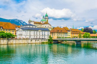 Solothurn geçen Aare Riverside Saint Ursus Katedrali, Switzerlan tarafından domainated olduğunu