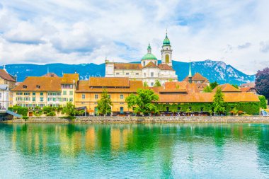 Solothurn geçen Aare Riverside Saint Ursus Katedrali, Switzerlan tarafından hakimdir