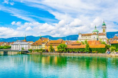 Solothurn geçen Aare Riverside Saint Ursus Katedrali, Switzerlan tarafından hakimdir