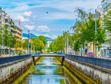 Kanal aracılığıyla merkezi, Biel/Bienne Switzerlan içinde geçen
