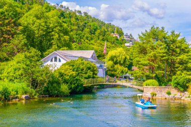 Switzerlan bielersee yol açan bir chanel üzerinde pedal tekneler voyaging