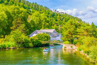 Switzerlan bielersee yol açan bir chanel üzerinde pedal tekneler voyaging