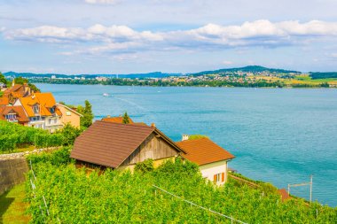 Bielersee yakınındaki Biel/Bienne Switzerlan içinde yer alan Tuscherz Köyü