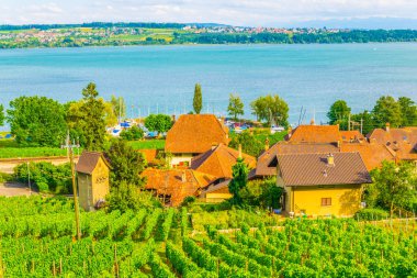 Bielersee yakınındaki Biel/Bienne Switzerlan içinde yer alan Tuscherz Köyü