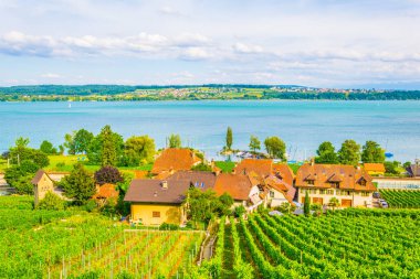 Bielersee yakınındaki Biel/Bienne Switzerlan içinde yer alan Tuscherz Köyü