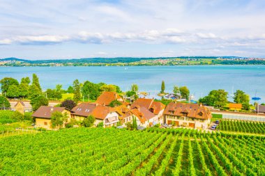 Bielersee yakınındaki Biel/Bienne Switzerlan içinde yer alan Tuscherz Köyü
