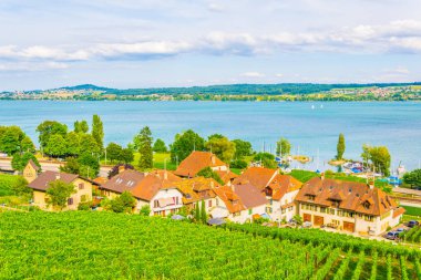 Bielersee yakınındaki Biel/Bienne Switzerlan içinde yer alan Tuscherz Köyü