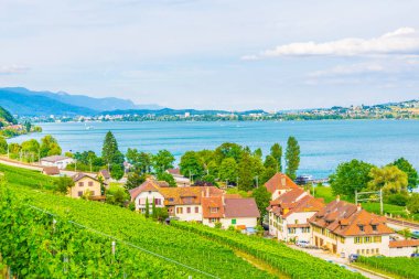 Bielersee yakınındaki Biel/Bienne Switzerlan içinde yer alan Tuscherz Köyü