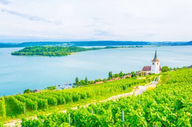 Ligerz ayakta Bielersee, Switzerlan, üzüm bağları ortasında kilisede