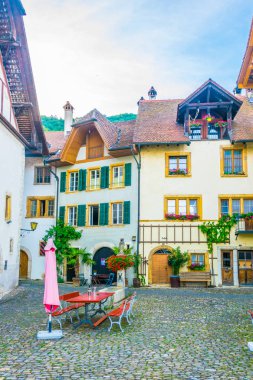 Bielersee yakınındaki Biel/Bienne Switzerlan içinde yer alan Ligerz Köyü