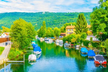 Biel/Bienne, Switzerlan konut üç aylık yanında demirleyen tekneleri