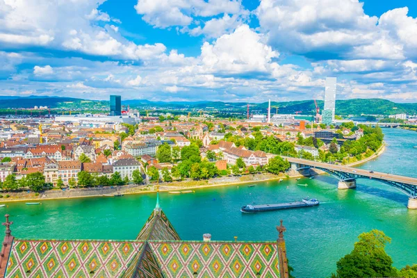 莱茵河河畔以瑞士罗氏塔为主 — 图库照片