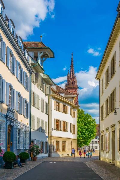 Människor Kommer Från Munster Kyrkan Den Gamla Staden Basel Schweiz — Stockfoto