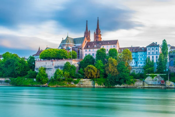 巴塞尔莱茵河河畔的日落景色以瑞士蒙斯特教堂的雄伟建筑为主 — 图库照片