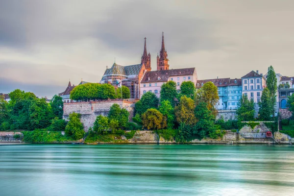 Solnedgång Utsikt Över Floden Rhen Basel Domineras Majestätiska Byggnad Munster — Stockfoto