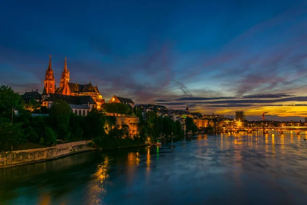 Tramonto Sul Lungofiume Del Reno Basilea Dominato Dal Maestoso Edificio — Foto Stock