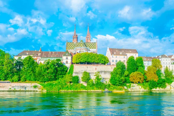 Rheinufer Basel Dominiert Von Majestätischem Bau Der Münsterkirche Schweiz — Stockfoto