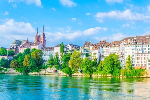 Riverside Rhine Basel Domineras Majestätiska Byggnad Munster Kyrka Schweiz — Stockfoto