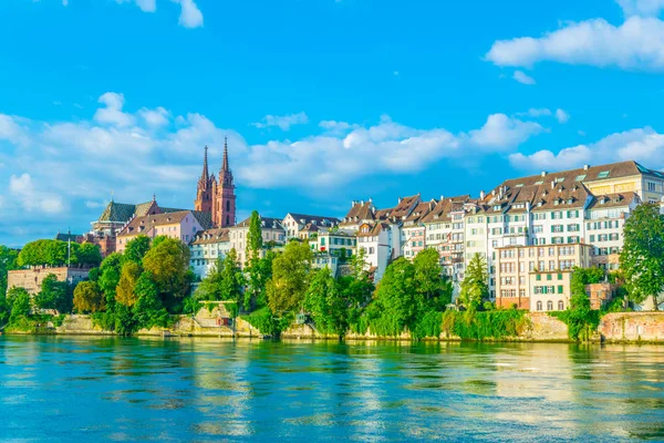 Riverside Rhine Basel Domineras Majestätiska Byggnad Munster Kyrka Schweiz — Stockfoto