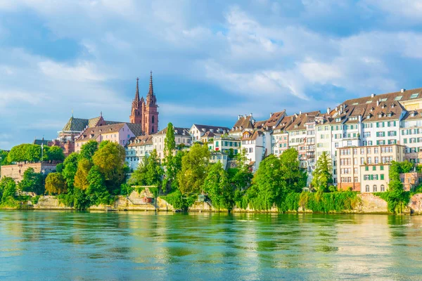 巴塞尔莱茵河河畔以瑞士蒙斯特教堂的雄伟建筑为主 — 图库照片