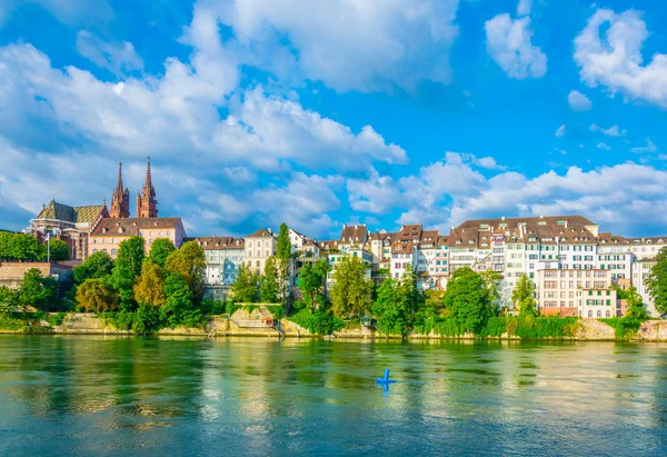Riverside Rhine Basel Domineras Majestätiska Byggnad Munster Kyrka Schweiz — Stockfoto