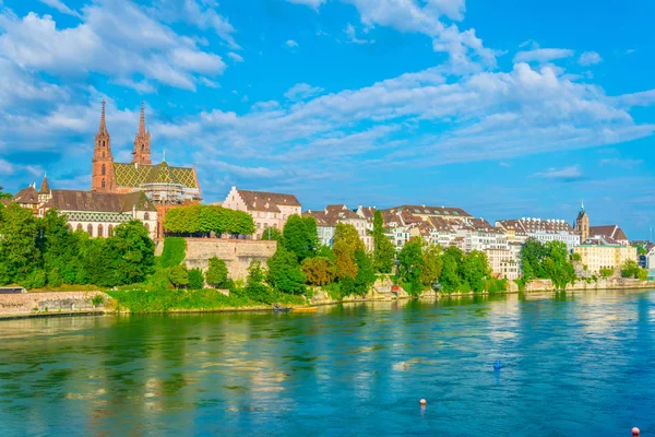 Riverside Rhine Basel Domineras Majestätiska Byggnad Munster Kyrka Schweiz — Stockfoto