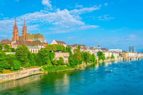 Riverside Rhine Basel Domineras Majestätiska Byggnad Munster Kyrka Schweiz — Stockfoto