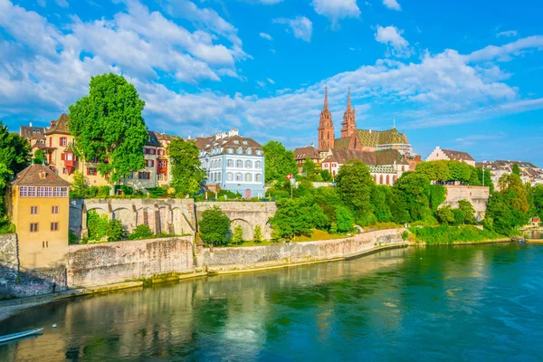 Rheinufer Basel Dominiert Von Majestätischem Bau Der Münsterkirche Schweiz — Stockfoto