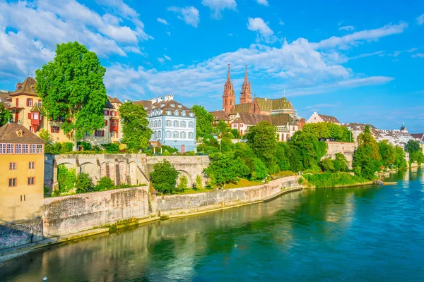 Riverside Rhine Basel Domineras Majestätiska Byggnad Munster Kyrka Schweiz — Stockfoto