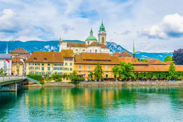 Riverside Της Aare Περνώντας Solothurn Κυριαρχείται Από Τον Καθεδρικό Ναό — Φωτογραφία Αρχείου