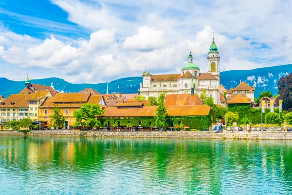 Solothurn geçen Aare Riverside Saint Ursus Katedrali, Switzerlan tarafından hakimdir