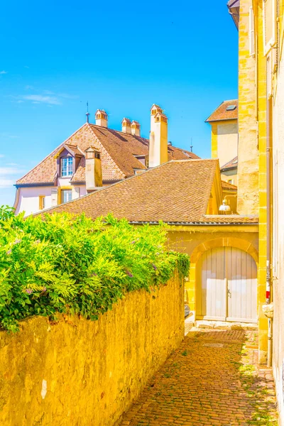 Vista Una Calle Estrecha Casco Antiguo Neuchatel Suiza —  Fotos de Stock