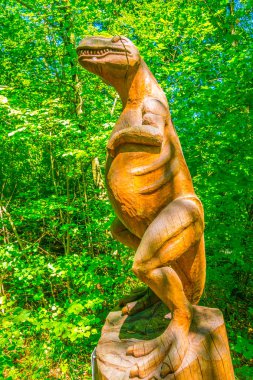 chaumont bakış açısı, Neuchatel, Switzerlan yakınındaki dinozorların ahşap oymalar