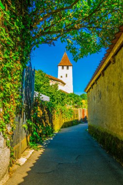 Murten eski şehir Switzerlan çevreleyen sur