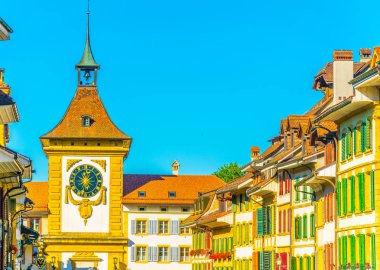 Murten eski şehir Switzerlan çevreleyen sur havadan görünümü