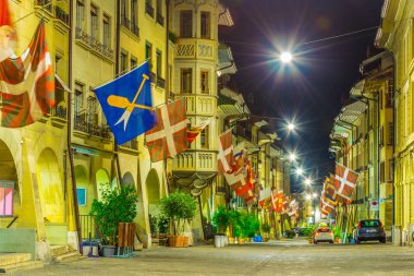 Kramgasse - Bern, Switzerlan ana cadde gece görünümü