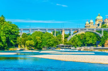 Bern 'deki Bundeshaus Furstenfeldbrucke, Switzerlan' ın arkasında.