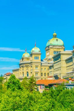 Bern 'deki Bundeshaus Furstenfeldbrucke, Switzerlan' ın arkasında.