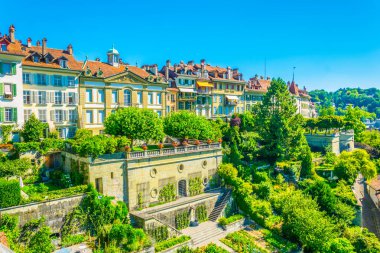 Geleneksel evleri ve Bern, Switzerlan yeşil teraslar