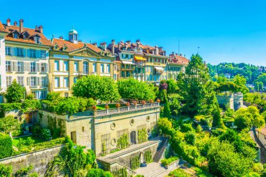 Geleneksel evleri ve Bern, Switzerlan yeşil teraslar