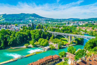 Bern, Switzerlan Aare nehri üzerinde Tarih Müzesi ve Kirchenfledbrucke köprü
