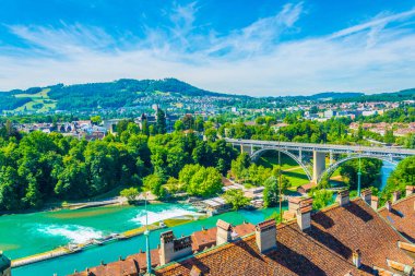 Bern, Switzerlan Aare nehri üzerinde Tarih Müzesi ve Kirchenfledbrucke köprü