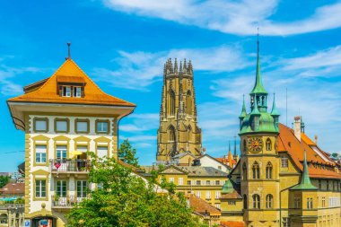 Cityscape Saint Nicholas, Switzerlan Katedral Kulesi ile hakim Fribourg