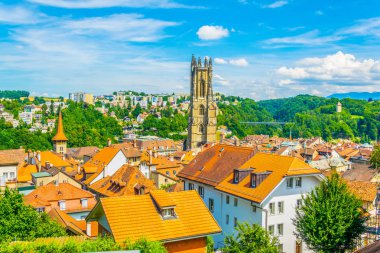 Cityscape Saint Nicholas, Switzerlan Katedral Kulesi ile hakim Fribourg